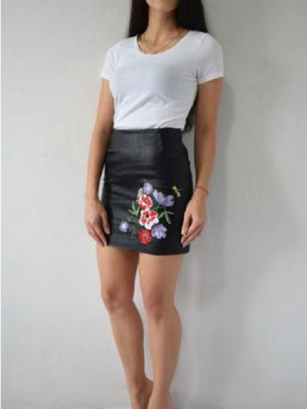 ❤️❤️H&M Black Faux Leather Mini Skirt with Red & Purple Floral Embroidery size 4